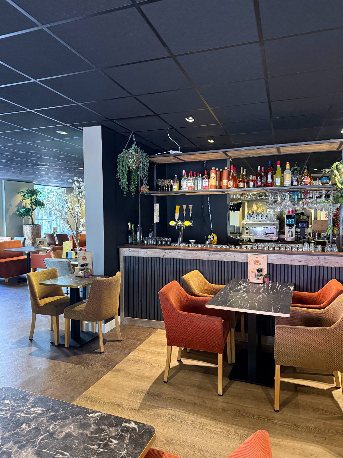 De bar van Knus & Cosy, recht van voren gezien.
