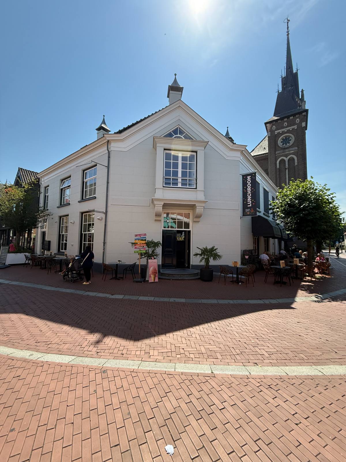 Vooraanzicht van de buitenzijde van Knus & Cosy bij de kerk.