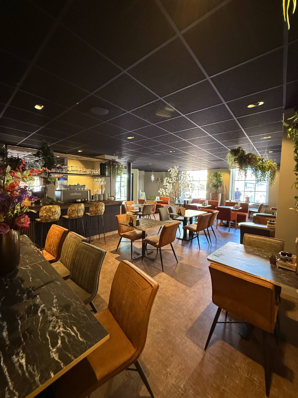 Overzicht van de zaal en bar van Knus & Cosy.